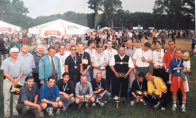 1999. Feta z okazji awansu.